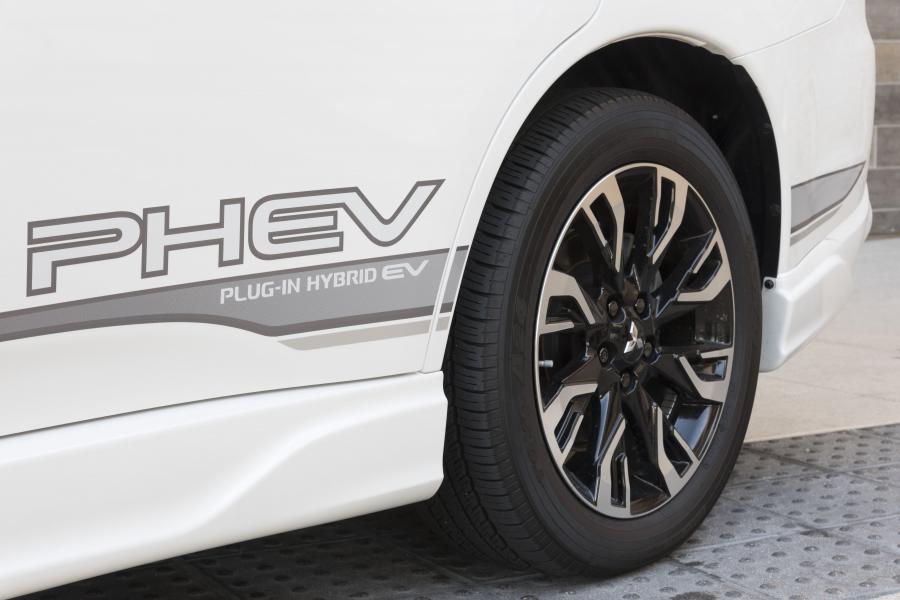 Детали экстерьера Mitsubishi Outlander GT PHEV Exterior Package 2017 года  (NA) (фото 4 из 15)